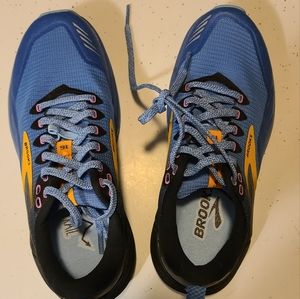 Brooks Cascadia 16 hiking shoes